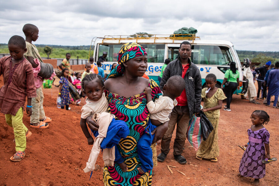 A group of Central Africans returning home, with the mini-van that transported them in the background. Photo: WFP/Aurore Vinot