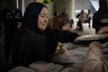 Photo: WFP/Marco Frattini Lebanon. Food distribution to displaced families sheltering in a public school in Beirut.