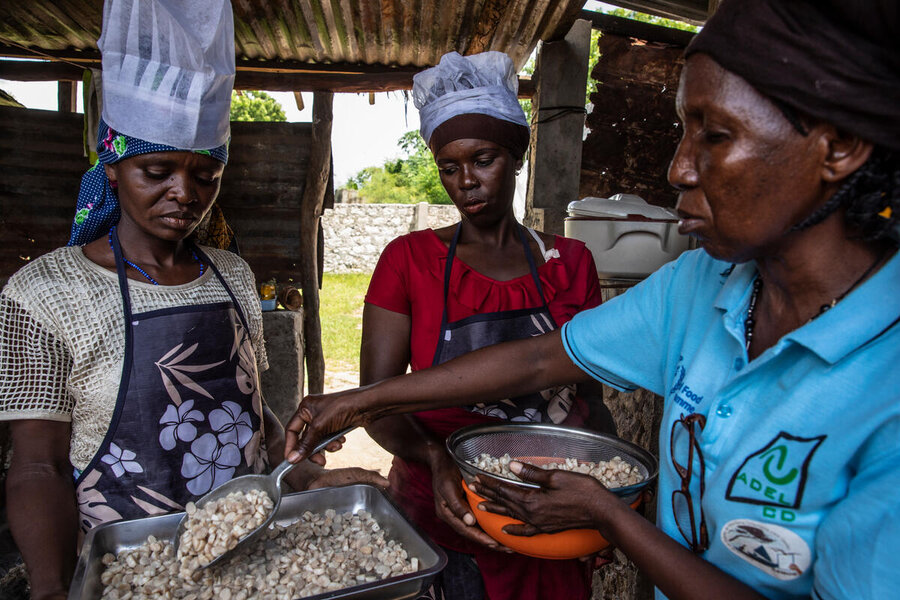 WFP trainer Anna Mandela &nbsp; &nbsp; &nbsp; (R) helps build women's business skills and resilience on Mozambique's Ibo Island. Photo: WFP/Gabriela Vivacqua