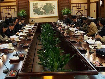 Photo: WFP/Yiwen Zhang Group of people in a board meeting